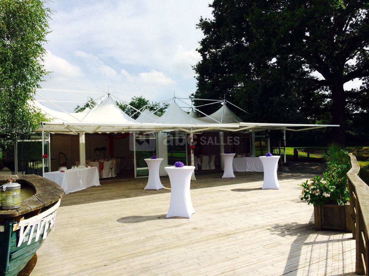 La alle de réception et la terrasse