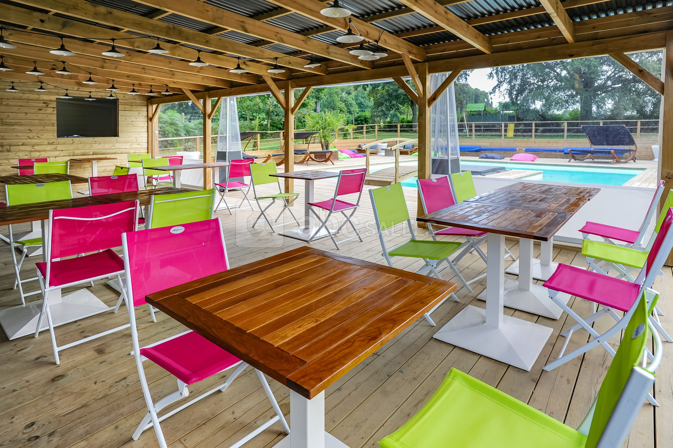 Terrasse au bord de la piscine