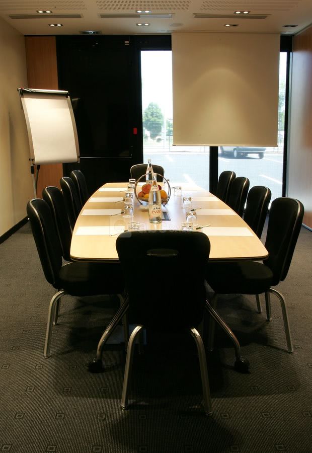 Salon avec table atrium pour 2 à 8 personnes