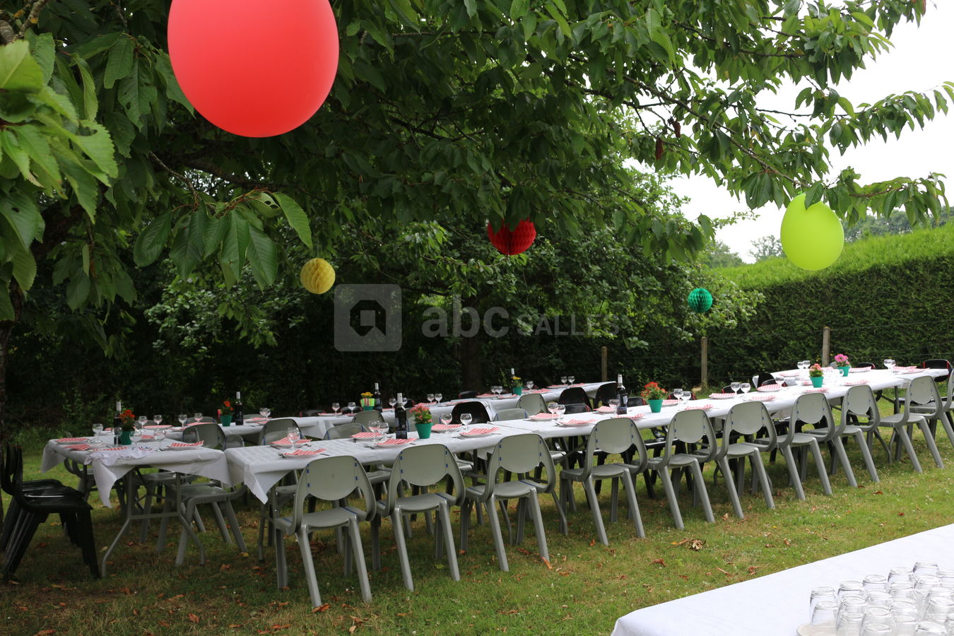 Jardin : tablée sous les pommiers