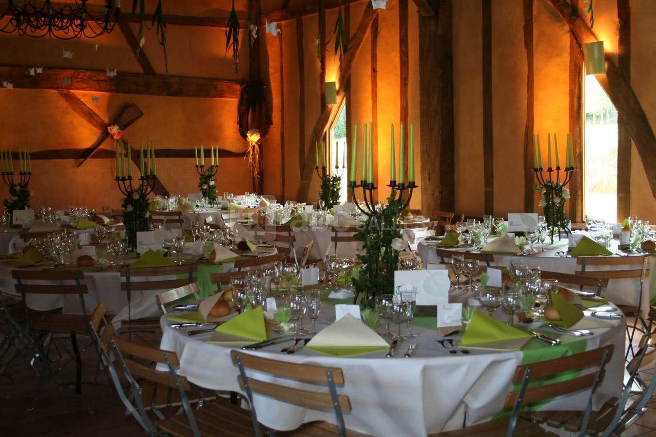 La grande salle décor vert anis et blanc