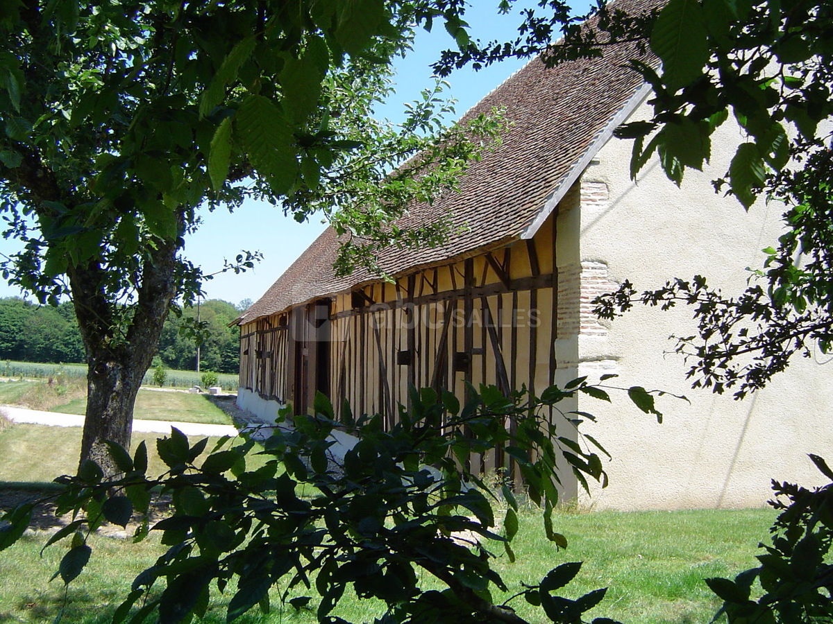 La grange côté parking