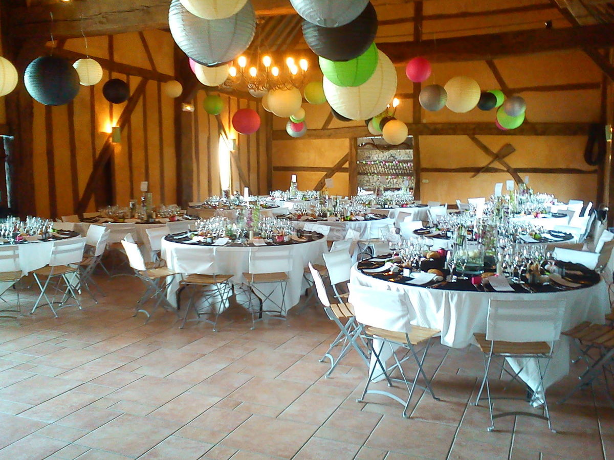 La grande salle décor multicolor