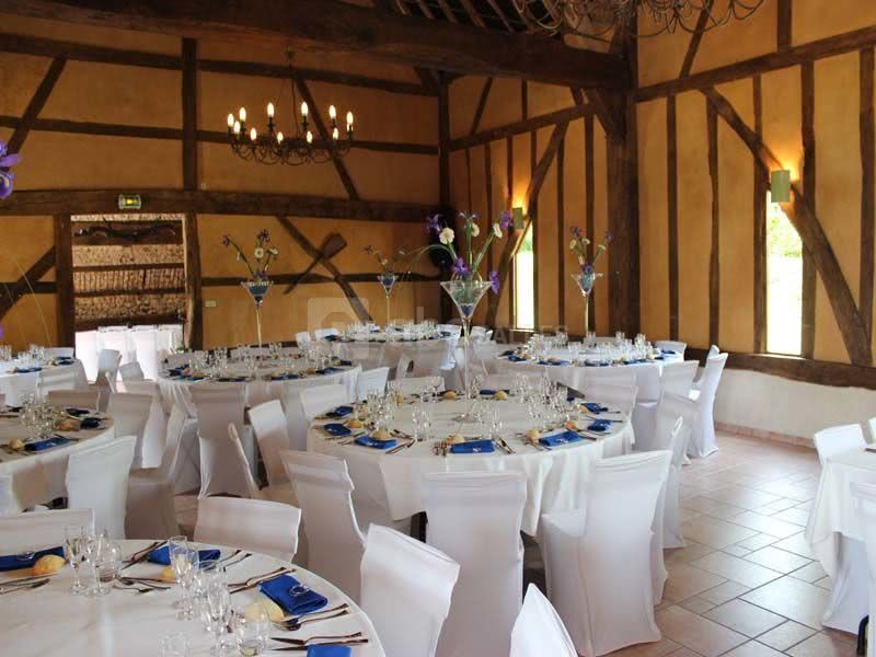 La grande salle décor blanc et bleu