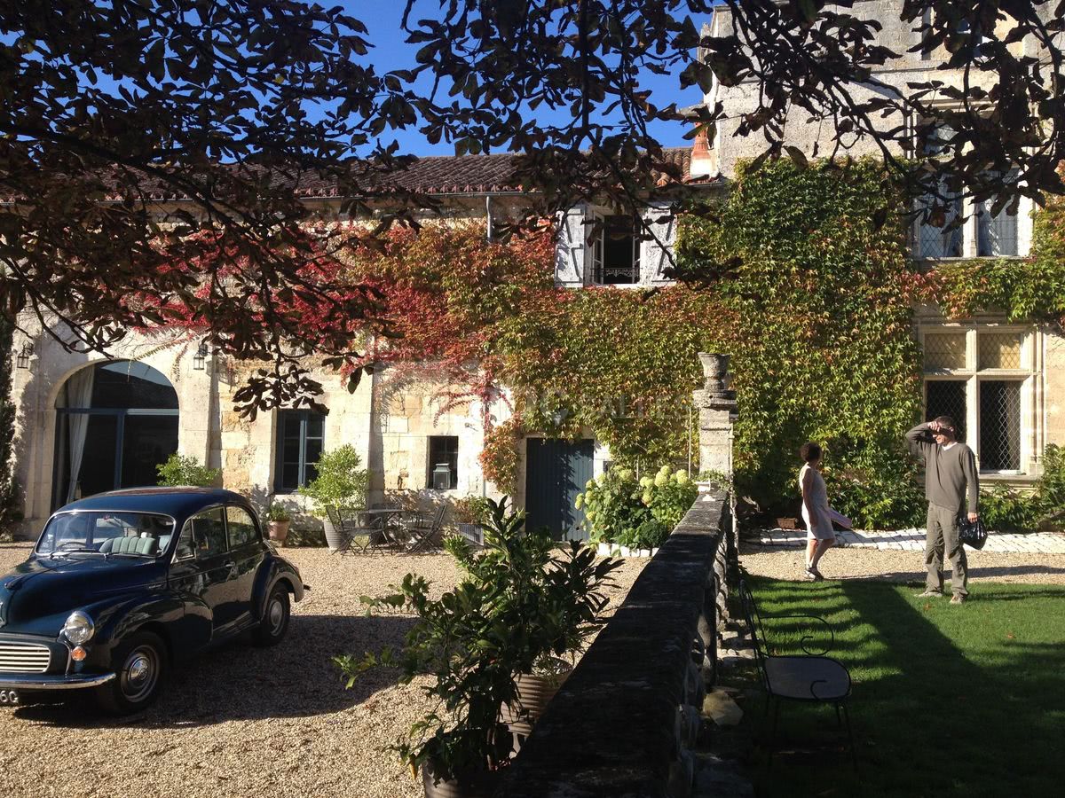 Façade automne chateau de Maumont