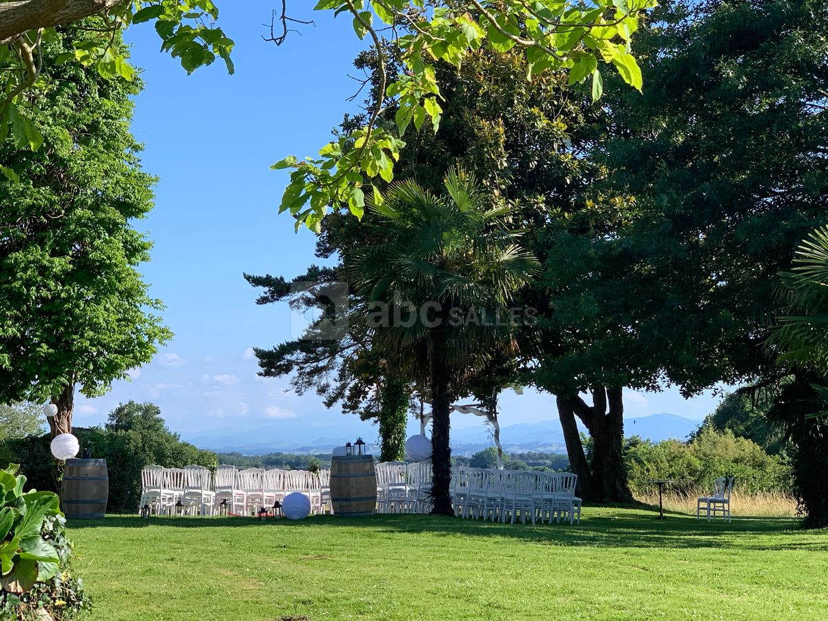 Cérémonie laïque face au parc et montagnes