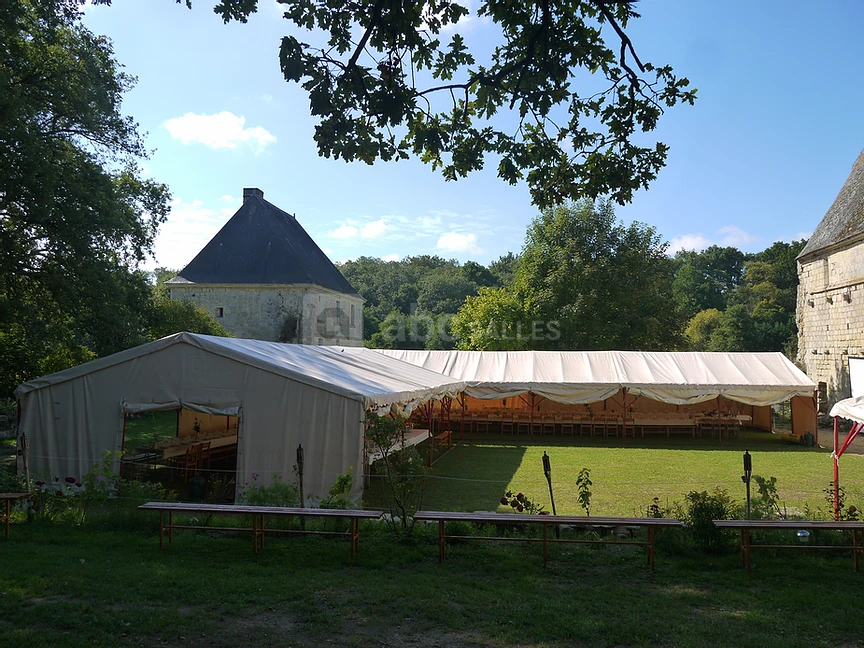 Installation de tentes dans le cloître