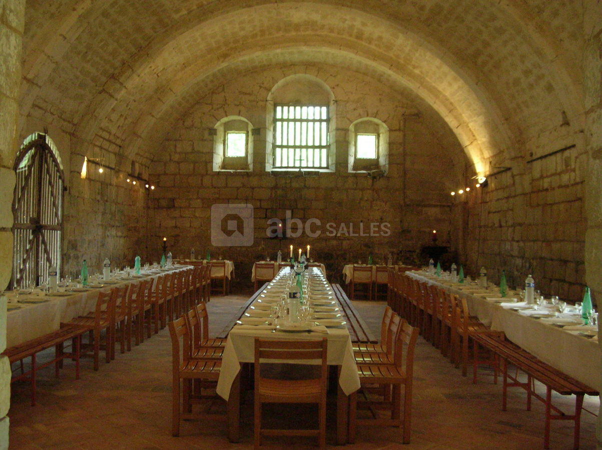 La grande réserve avec tables longues