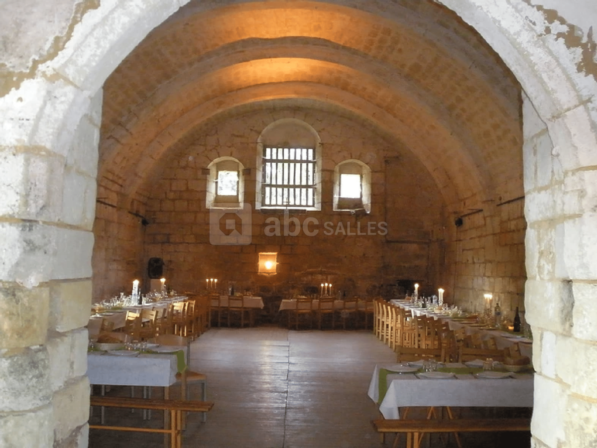 Cellier avec tables rectangulaire