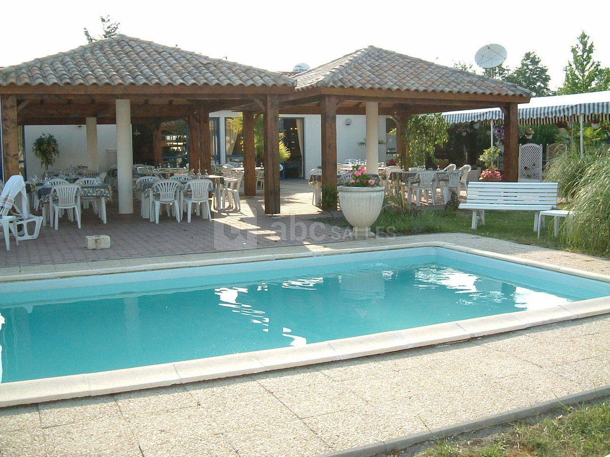 Terrasse de l'hôtel et piscine.