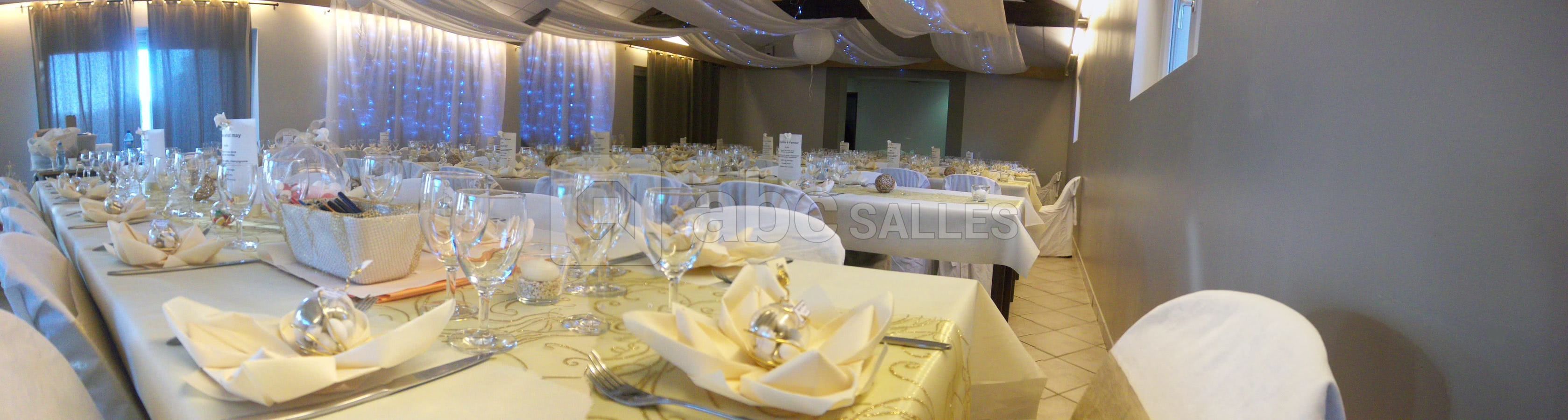 La salle décorée lors d'un mariage