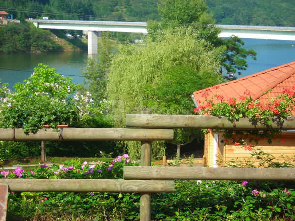 Vue depuis le parc sur le lac et le pont de presle