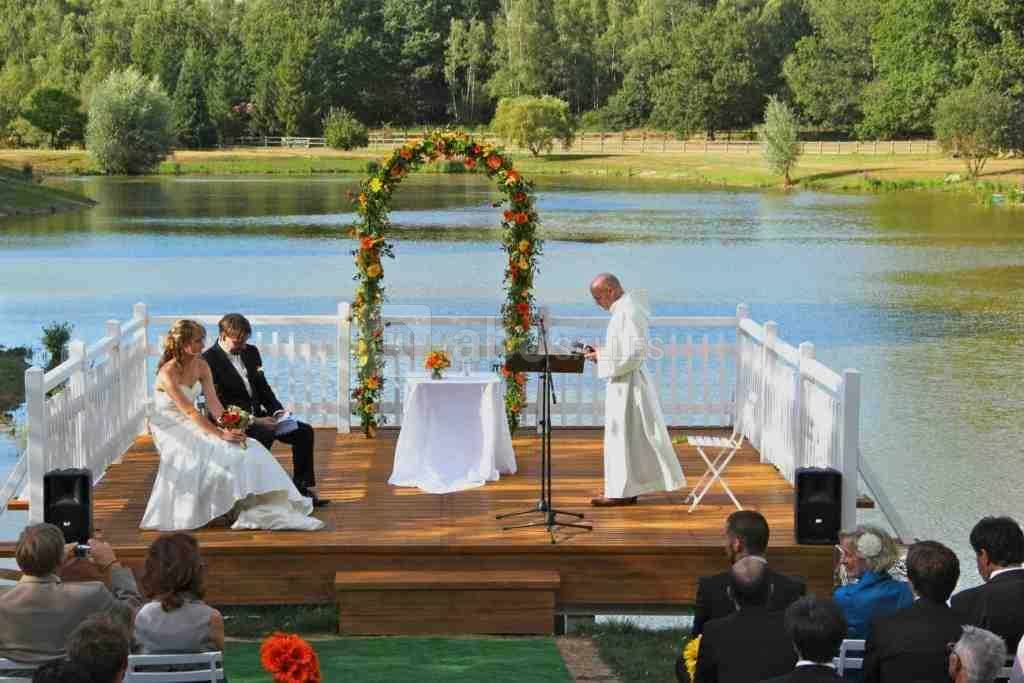 Cérémonie sur le ponton de l'ile