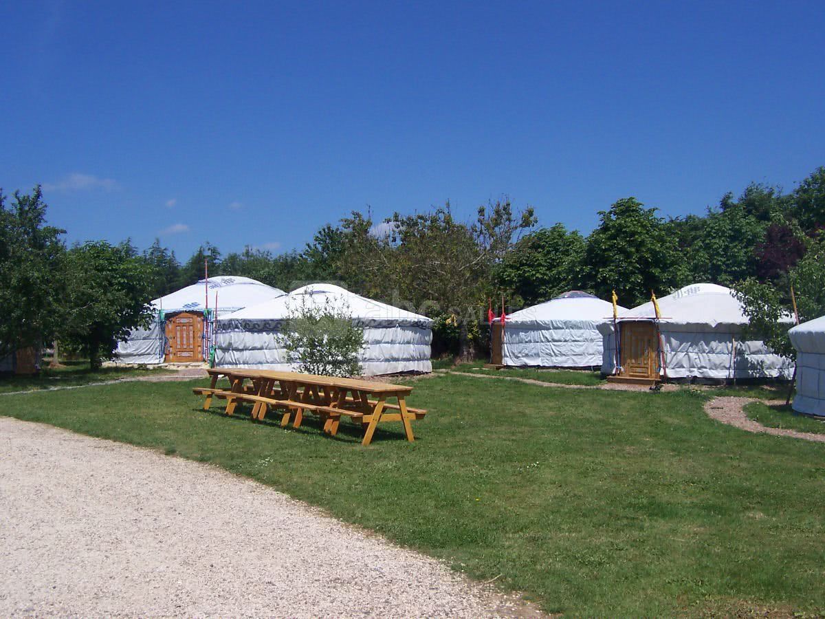 Village compose de 9 yourtes (57 p)