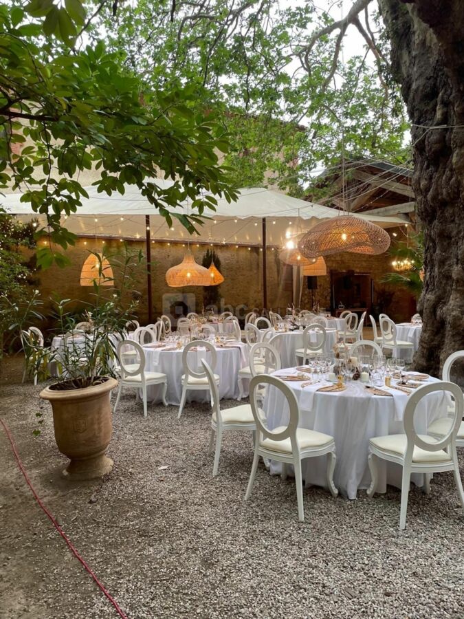 Soirée dans la cour du Château sous le platane bicentenaire attenante à la salle de réception