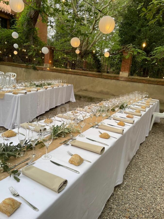 Banquet dans la cour du Château attenante à la salle de réception