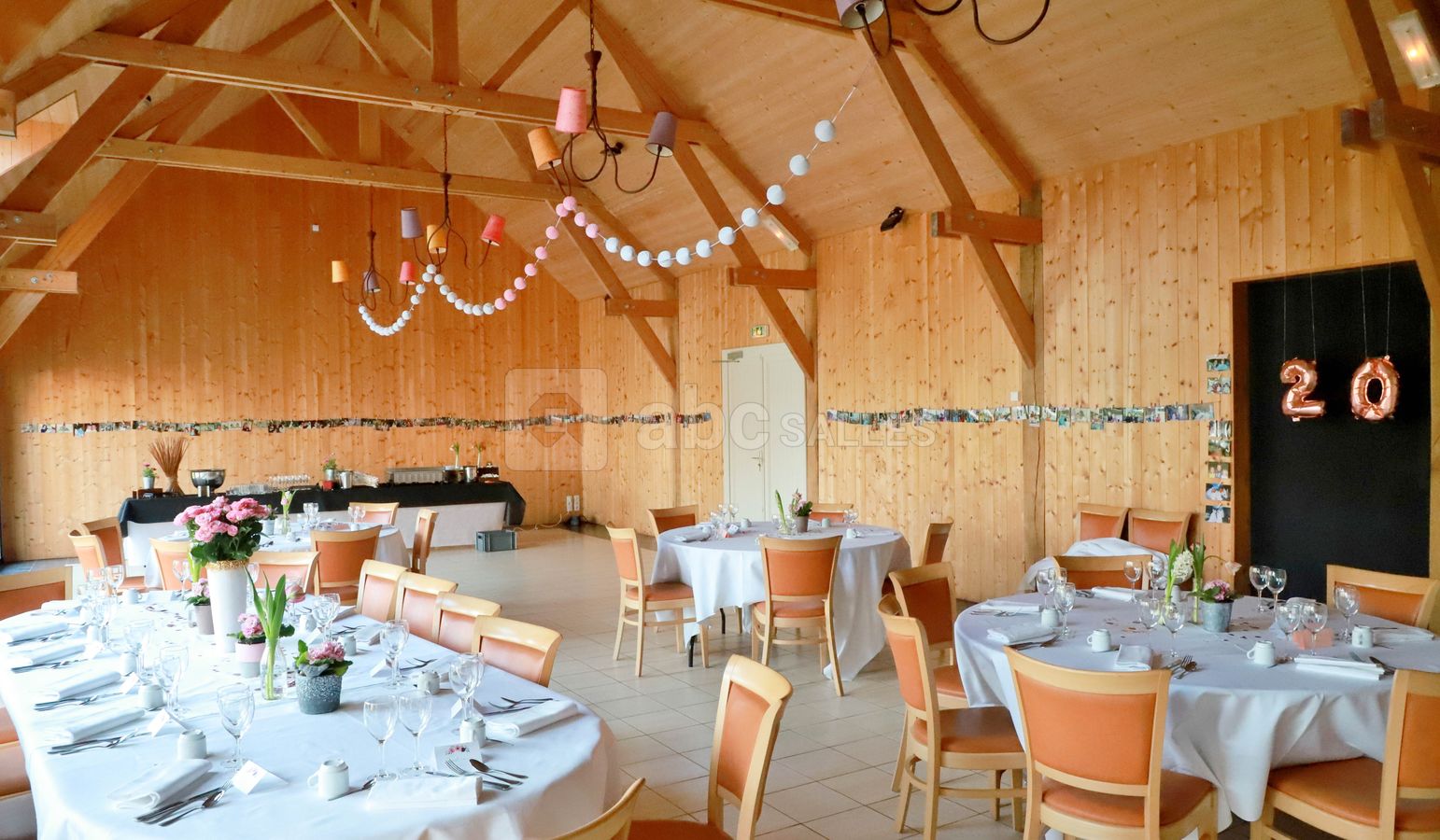 Salle de bois dressée pour une fête d'anniversaire