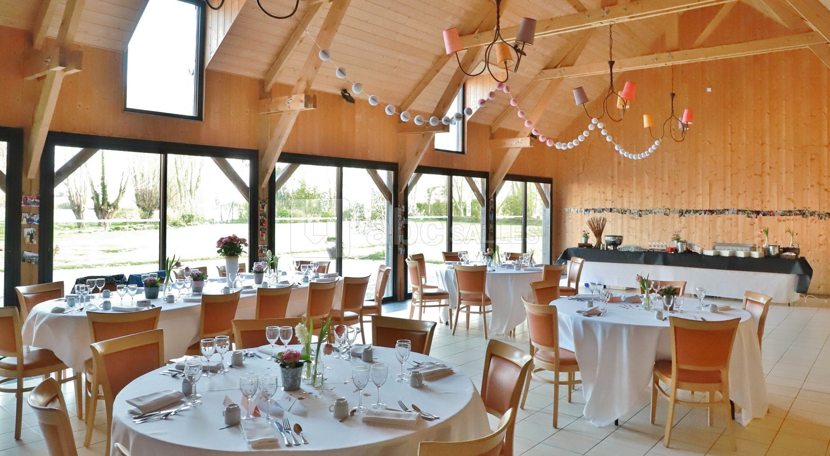 Salle de bois dressée pour une fête d'anniversaire