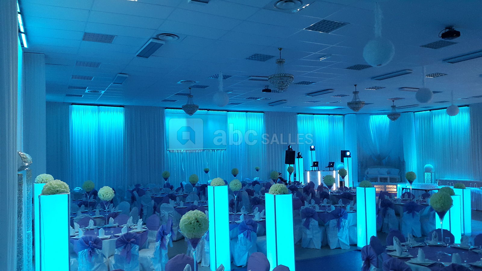 Au Palais de la Reine