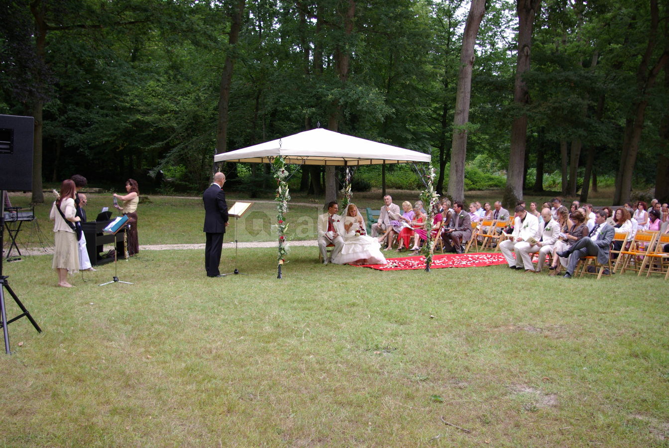 Cérémonie laïque dans le parc