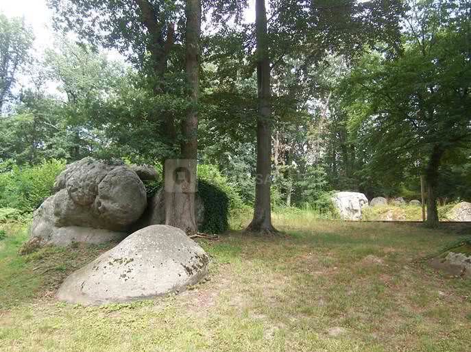 Parc avec les premiers rochers de la forêt de Fontainebleau