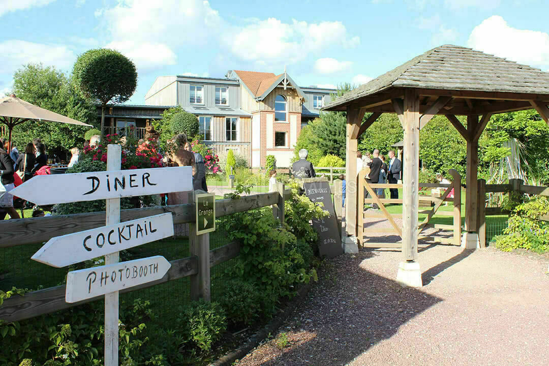 Clos-de-Rouen-Vaupaliere-jardin-grange-vin-honneur
