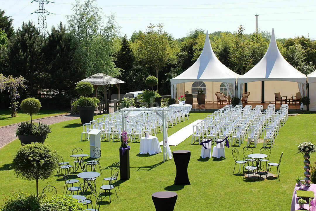 Clos-de-Rouen-Vaupaliere-jardin-grange-cérémonie-laique-mariage