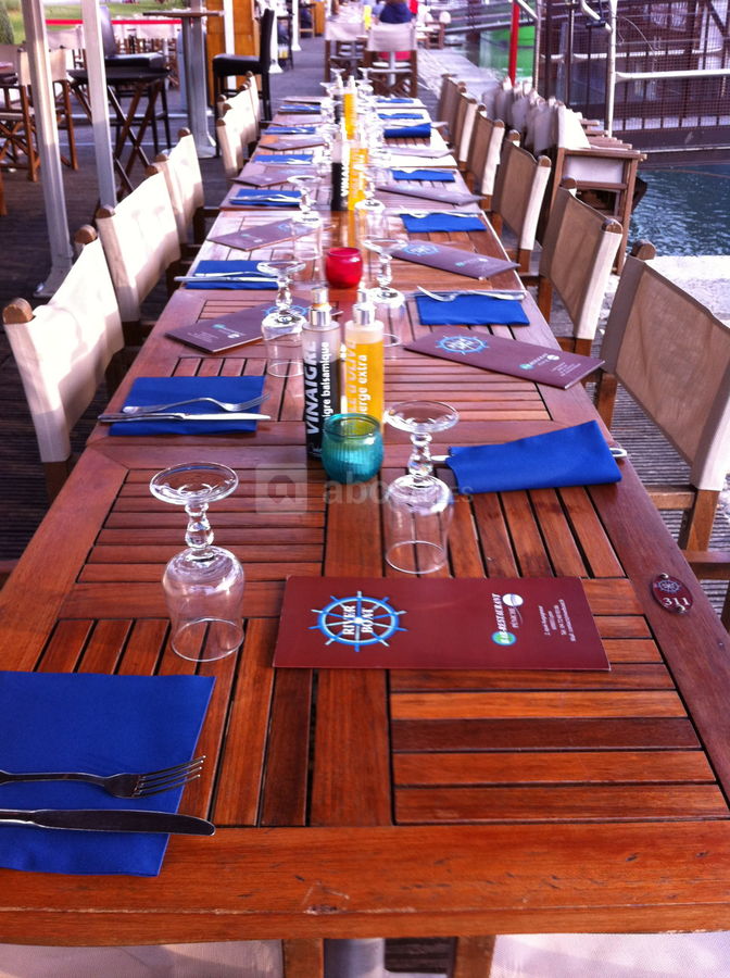 Une petite table au bord de l'eau
