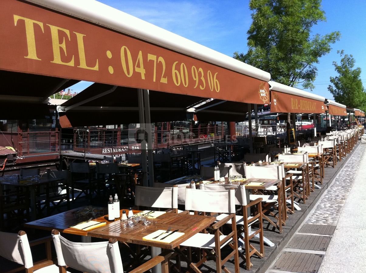 Une table en terrasse