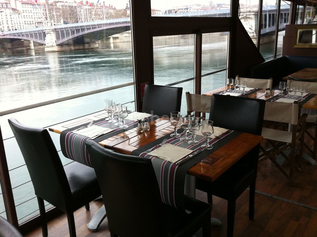 Une table vue sur rhône