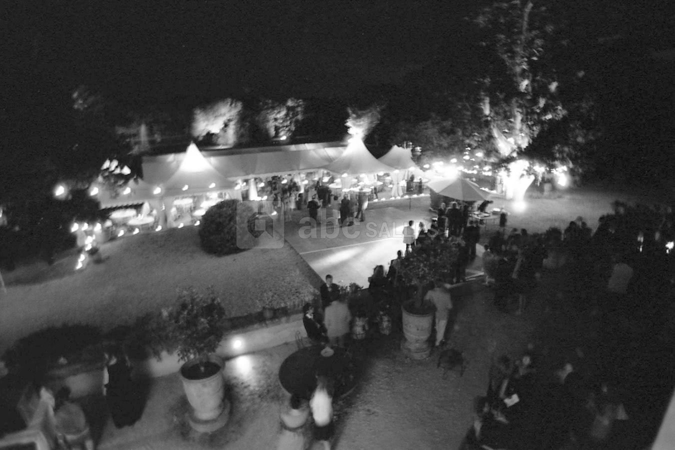 Vue d' en haut d' un mariage complet sur la terrasse principale du château