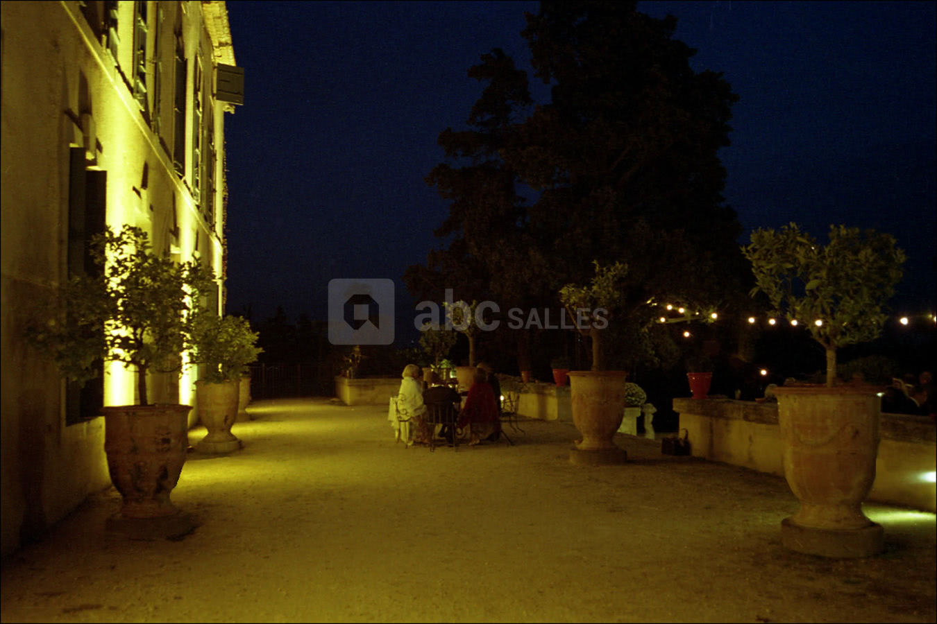Terrasse principale du château éclairée