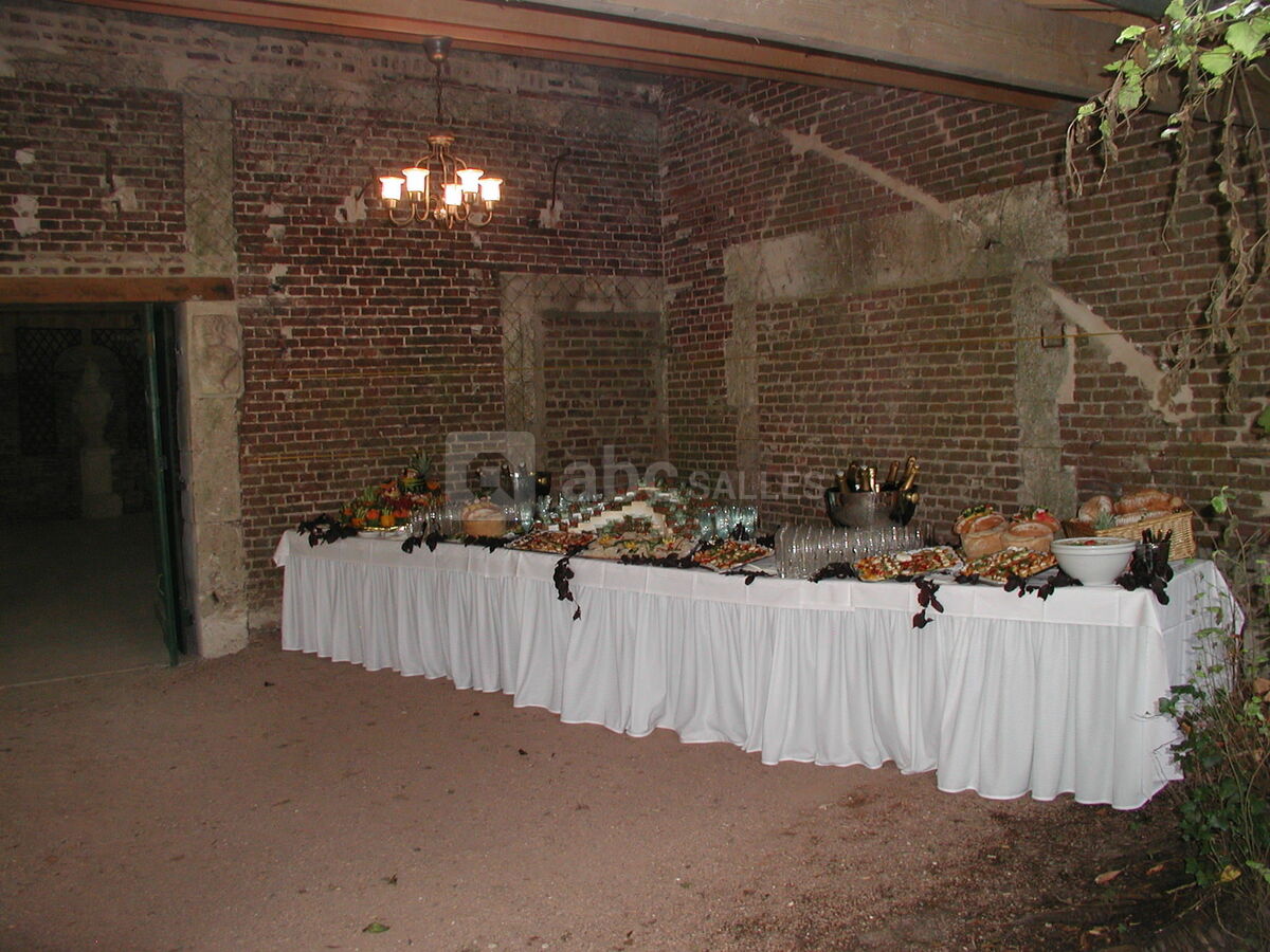 Buffet sous l'apatam à l'entrée de l'orangerie
