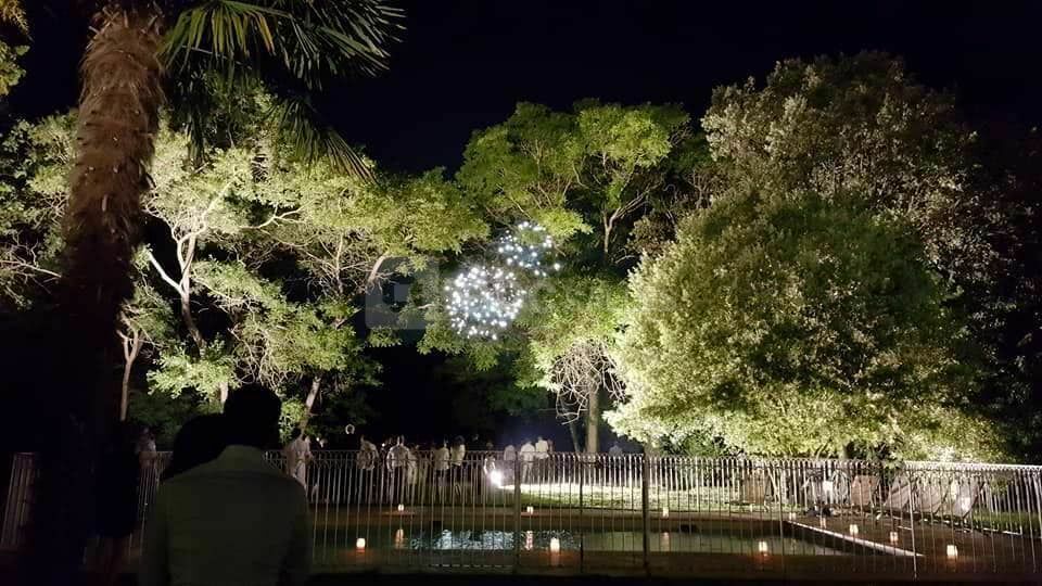 Le parc illuminé la nuit
