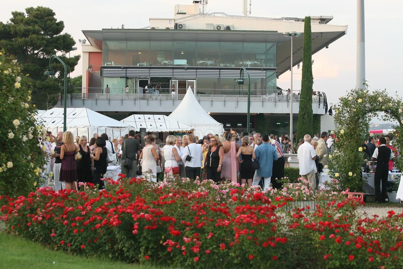 Cocktail au rond point de présentation la roseraie