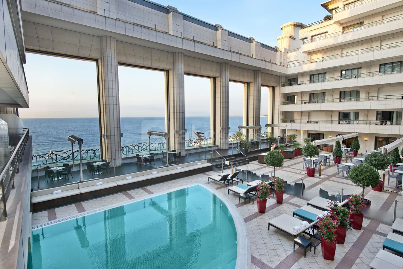 Terrasse vue mer et piscine extérieure