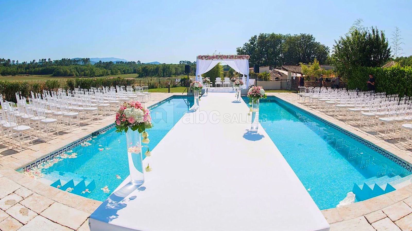 Cérémonie sur la piscine