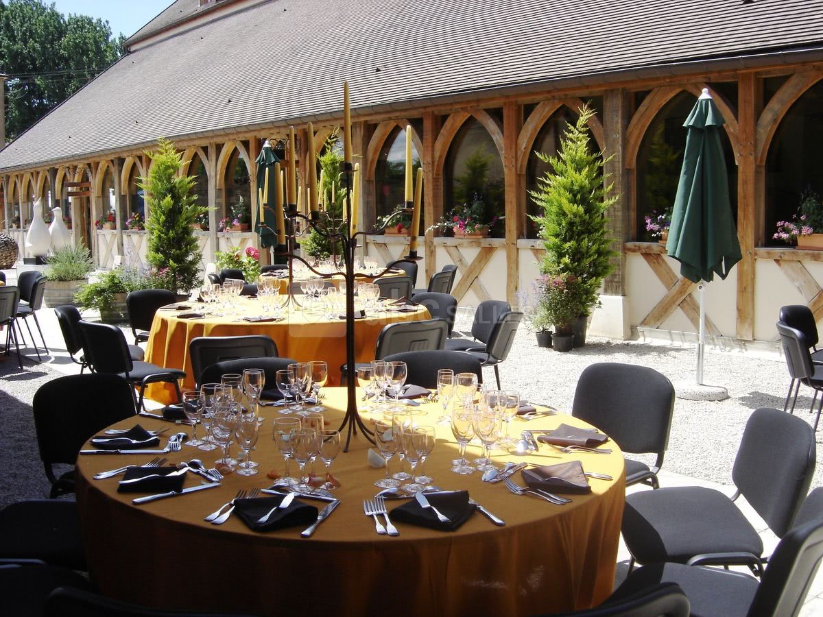 Mariage dans la cour intérieur du vignoble de flavigny-alésia