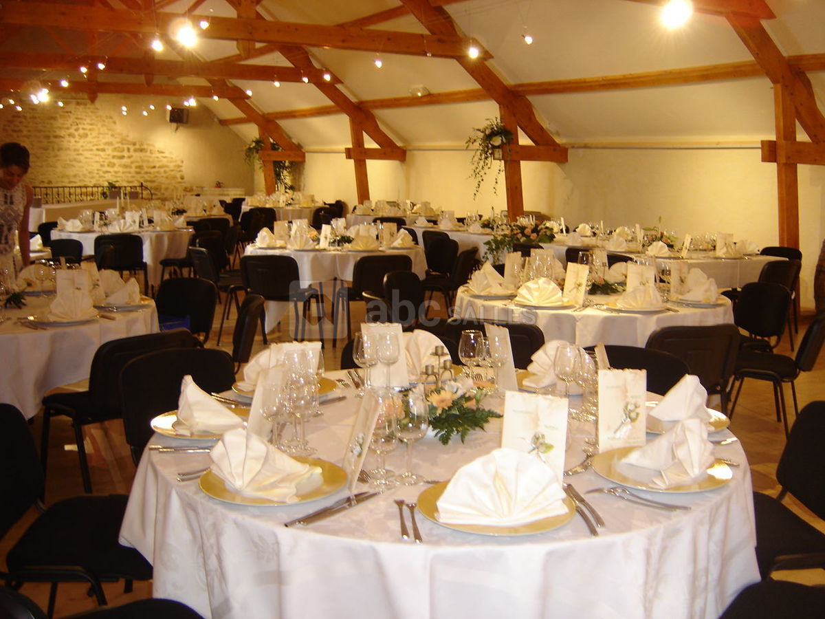 Mariage dans la salle de réception du vignoble de flavigny-alésia