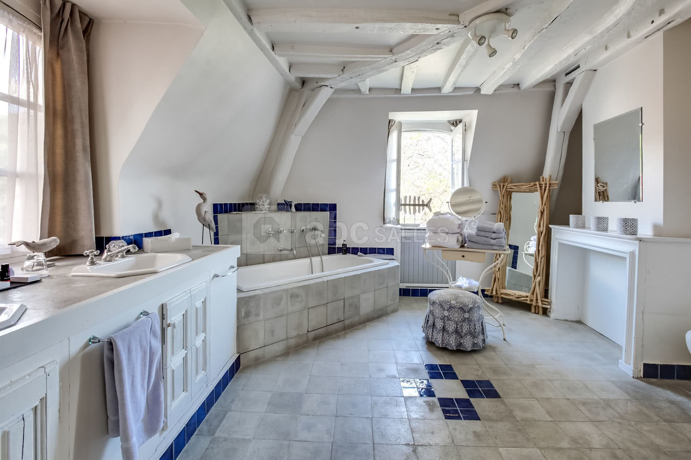Salle de bain d'une chambre de luxe