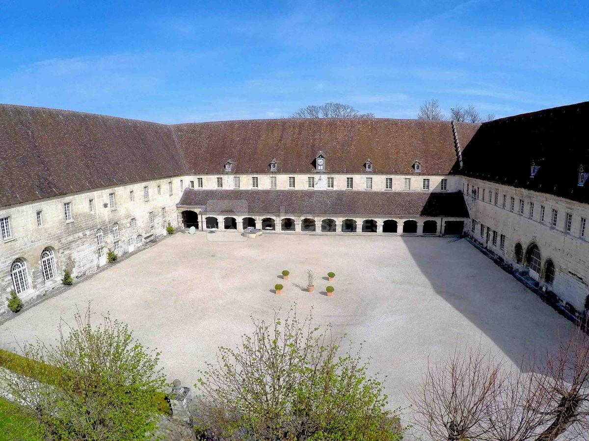 Grande cour de l'abbaye royale du Moncel