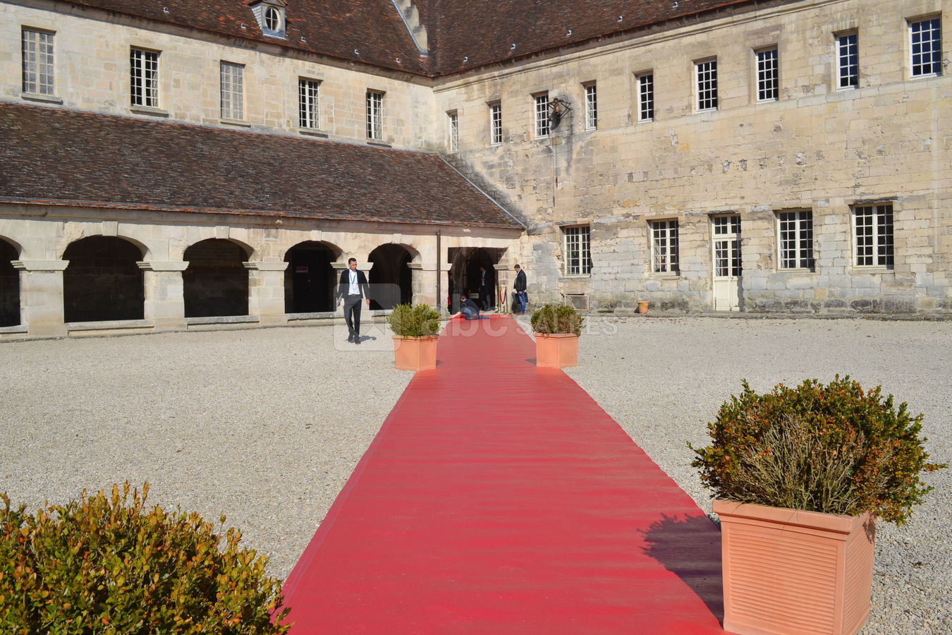 Tapis rouge dans la cour
