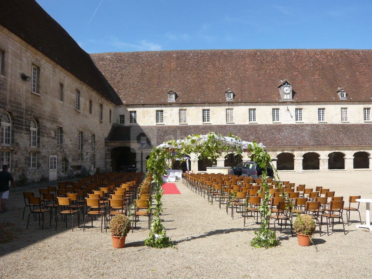 Cérémonie dans la cour