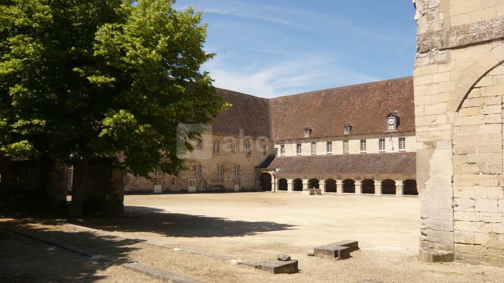 Cour abbaye royale du moncel