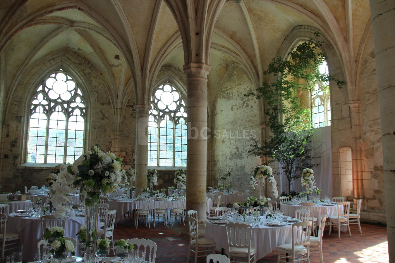 Le réfectoire décoré pour un mariage