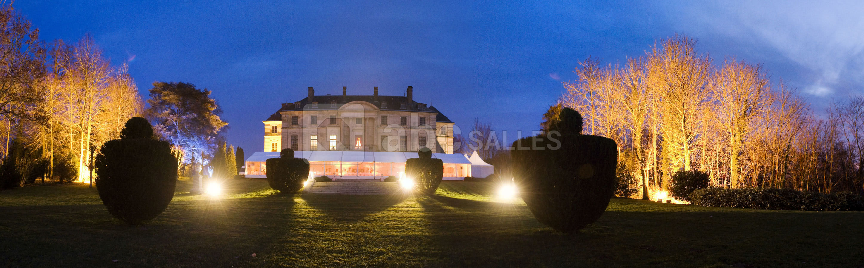 Vue du château, au milieu du jardin