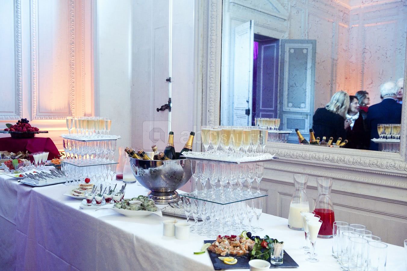 Cocktail dans le petit salon