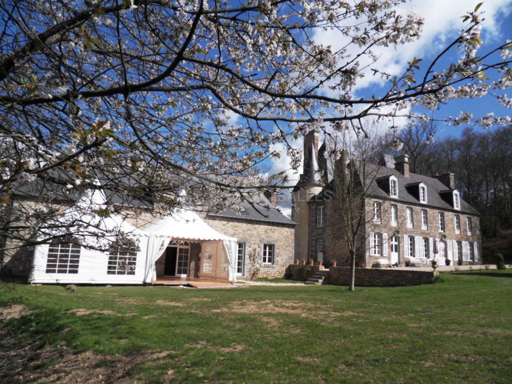 Salle aux roses et barnum