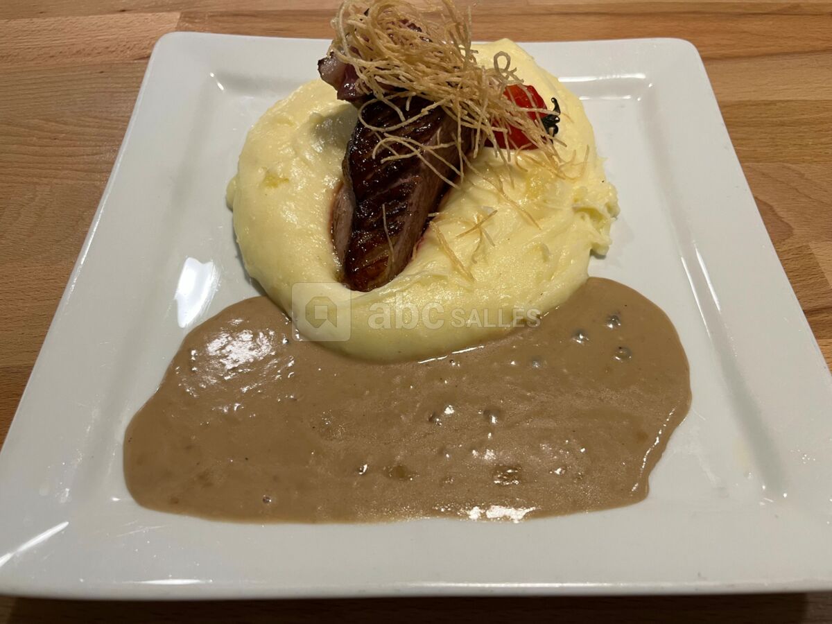 Magret de Canard Sauce Poivre Vert, Aligot