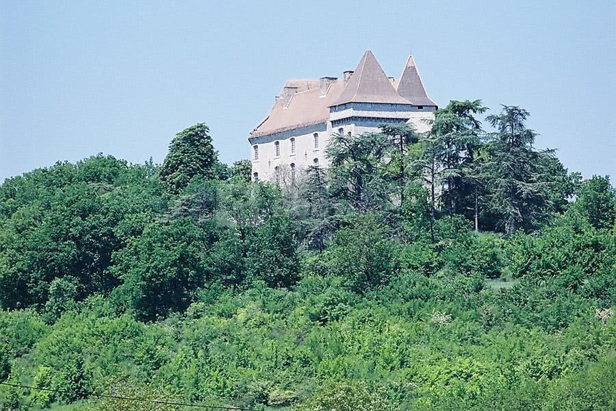 Château de Goudourville surplombant la vallée